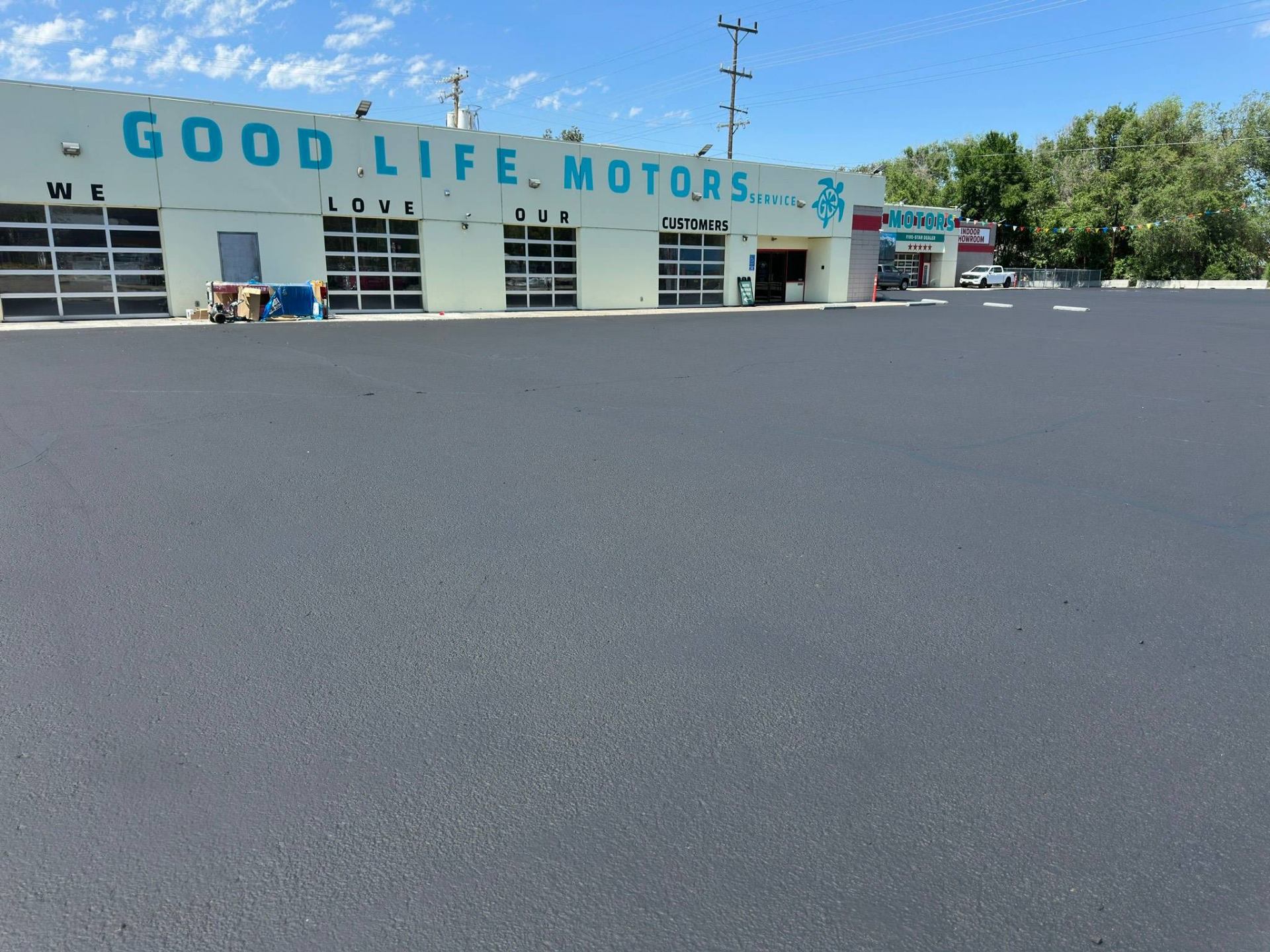 Commercial parking lot at Good Life Motors in Meridian, Idaho after sealcoating by Supreme Seal Coat