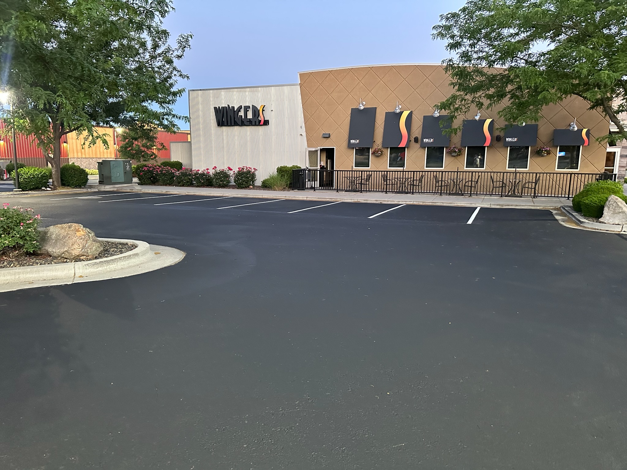 Wingers Restaurant & Alehouse parking lot freshly sealcoated by Supreme Seal Coat in Meridian, Idaho